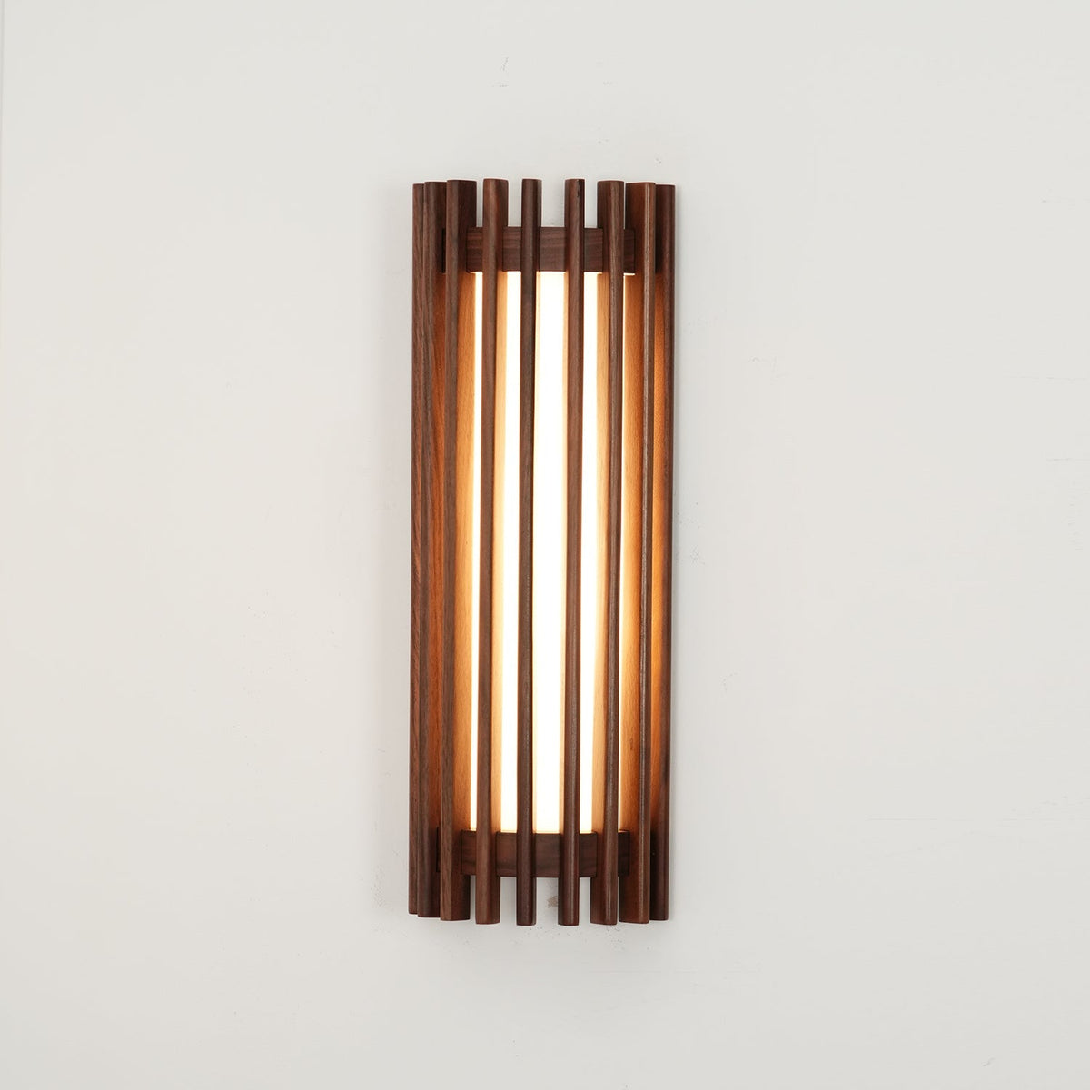 Applique Murale Lattes Noyer — Diffuseur Linéaire Vertical