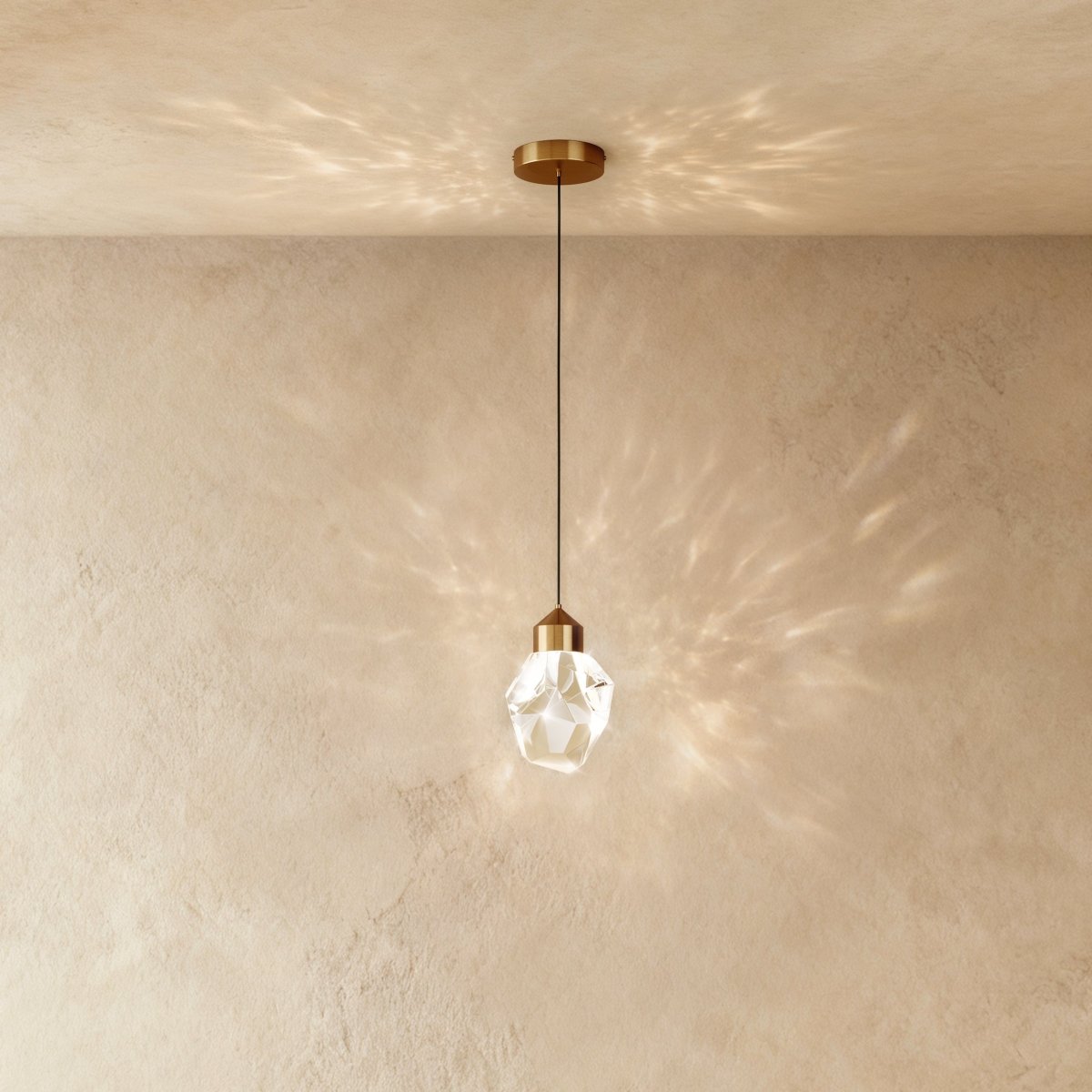 Suspension Cristal et Aluminium — Détails Scintillants