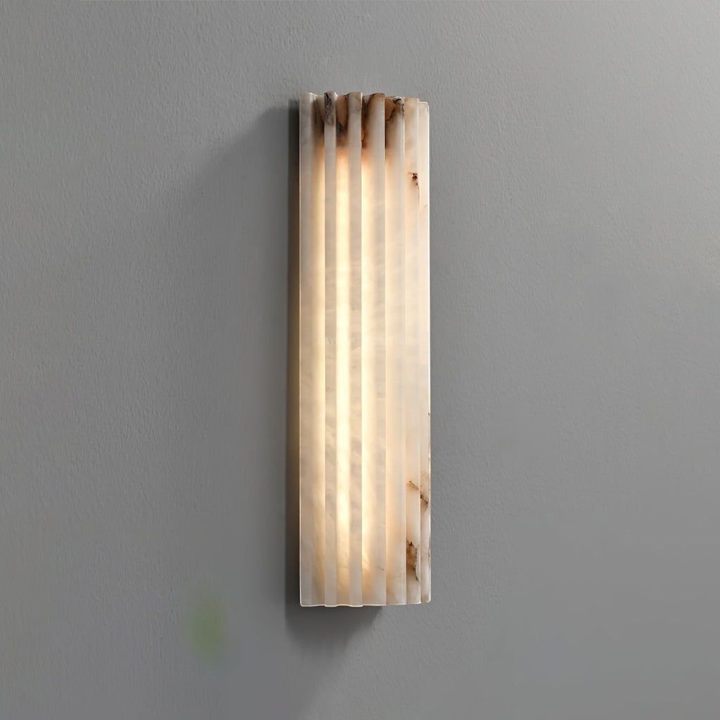Lumiris applique murale moderne en albâtre blanc avec éclairage LED intégré, design côtelé, pour chambre et salon.