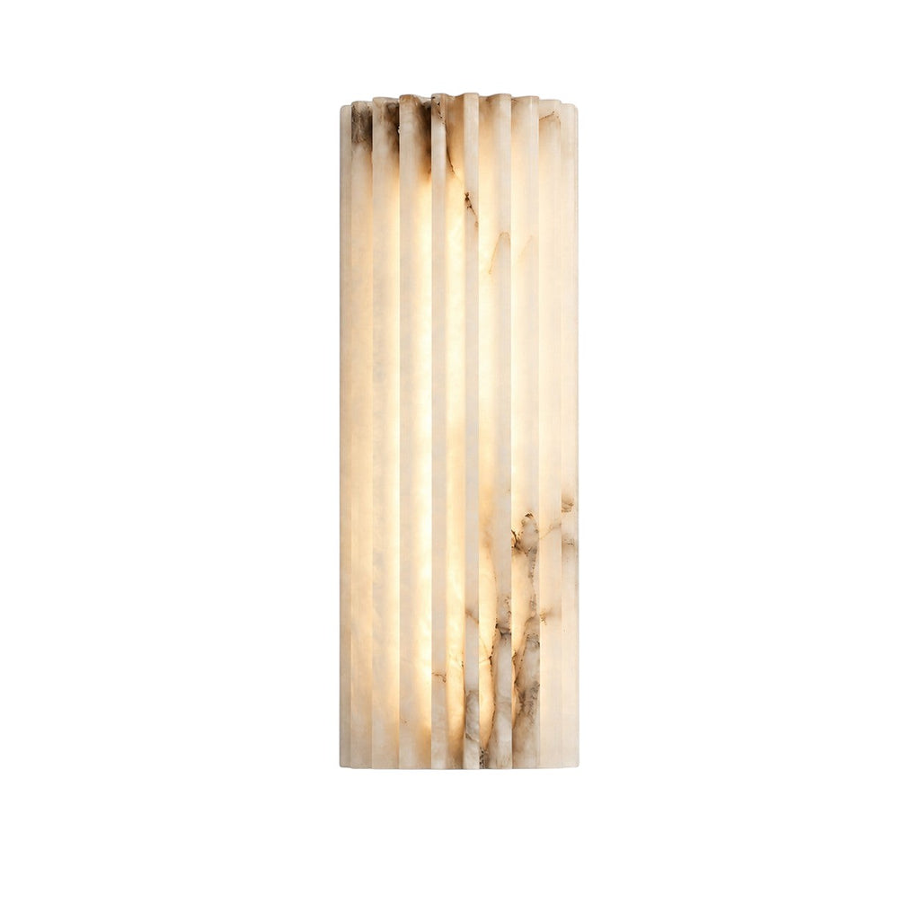 Applique murale Lumiris en albâtre blanc, design moderne cannelé, éclairage doux pour salon ou chambre.