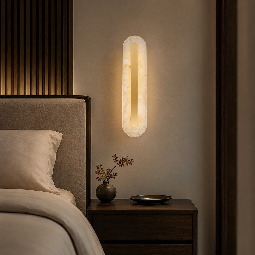Applique murale Lumiris en albâtre et laiton, design moderne, éclairage haut-bas pour chambre.