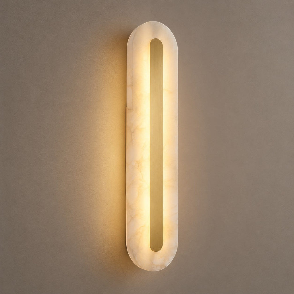 Applique murale Lumiris en albâtre et laiton, éclairage LED haut-bas design pour salon et chambre.