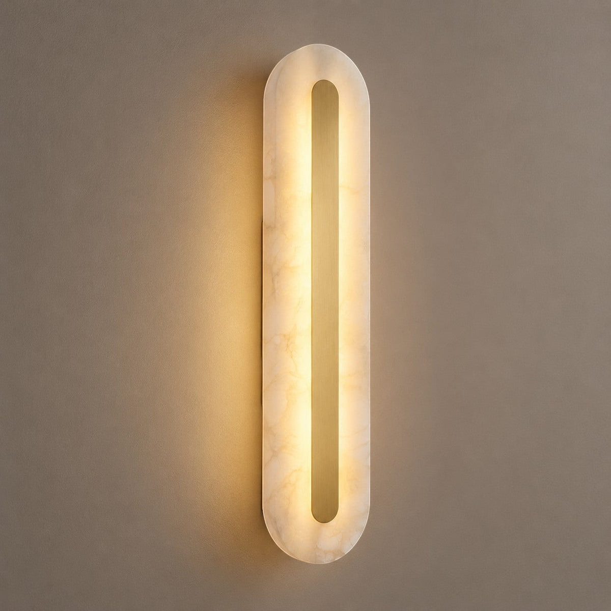 Applique murale Lumiris en albâtre et laiton, éclairage LED haut-bas design pour salon et chambre.
