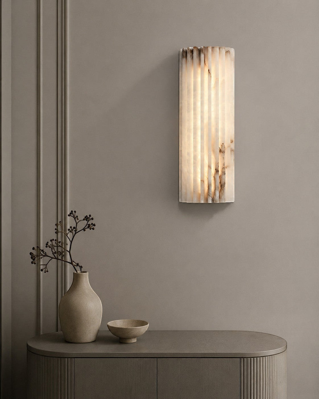 Applique murale Lumiris en albâtre veiné de marbre, design moderne vertical, éclairage doux pour chambre et salon.