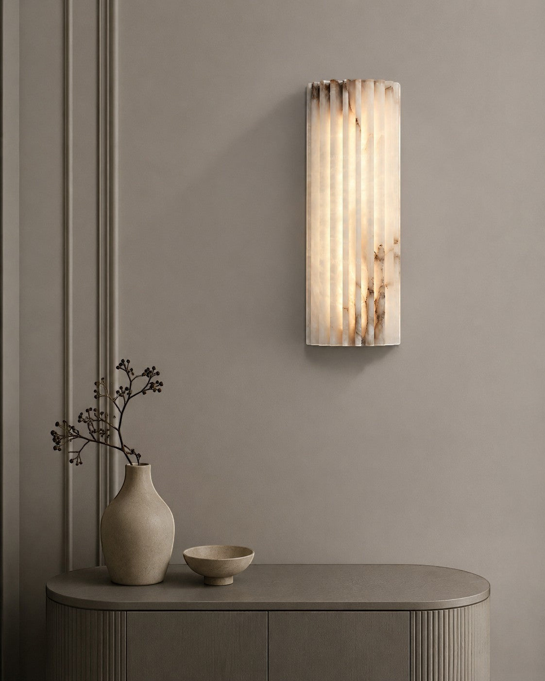 Applique murale Lumiris en albâtre veiné de marbre, design moderne vertical, éclairage doux pour chambre et salon.