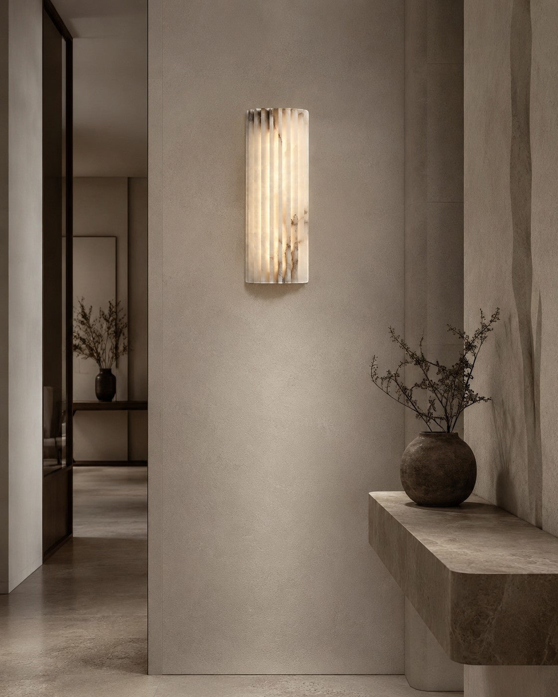 Lumiris applique murale moderne en albâtre veiné et métal, éclairage LED doux pour salon ou chambre.