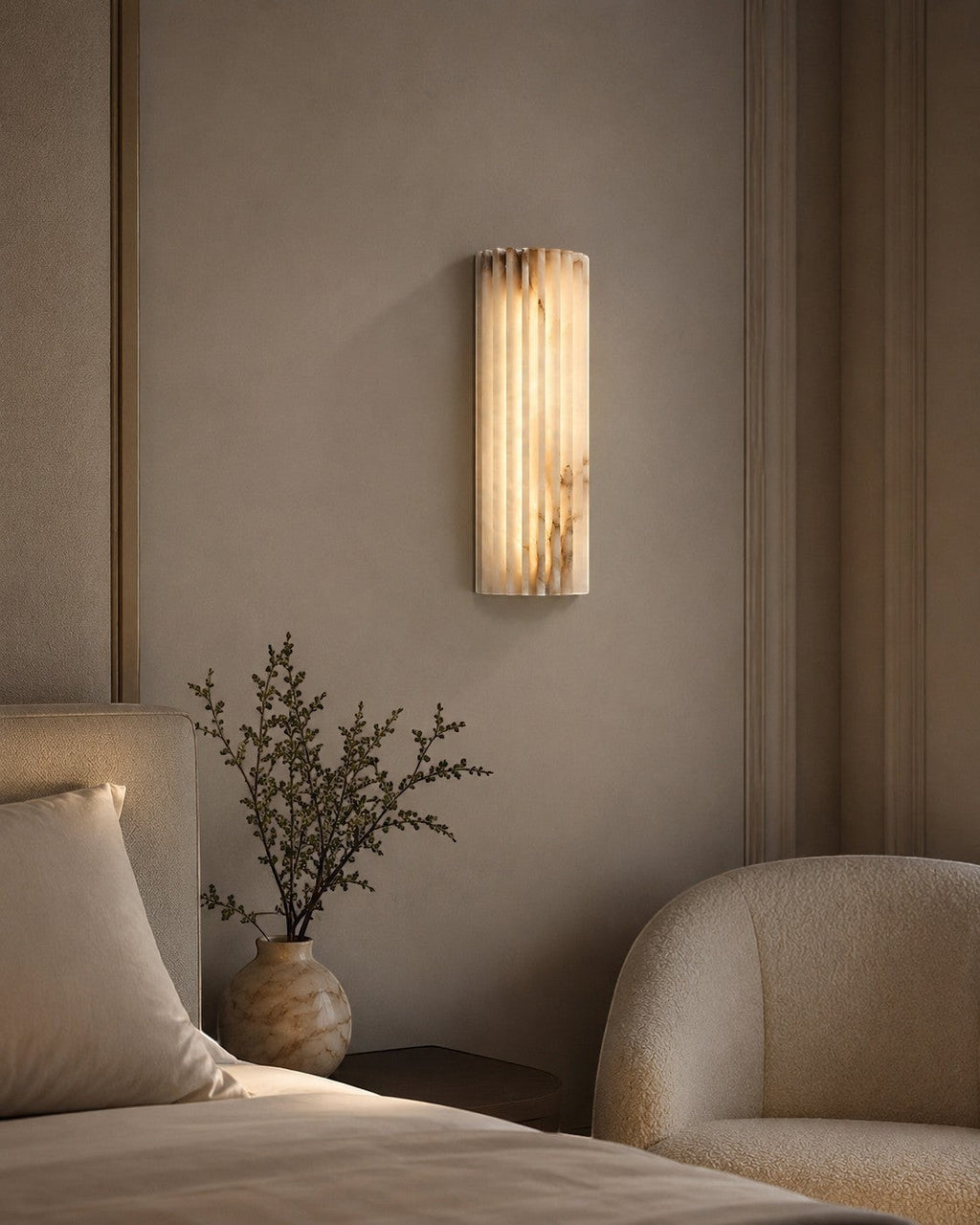 Lumiris applique murale moderne en albâtre veiné et métal, éclairage LED doux pour chambre ou salon.
