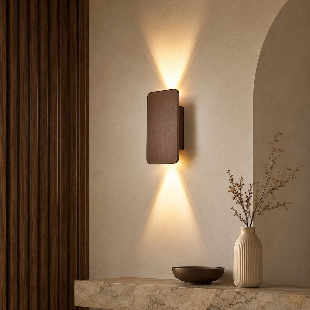 Applique murale Lumiris en bois brun, éclairage haut-bas, design moderne pour salon et chambre.