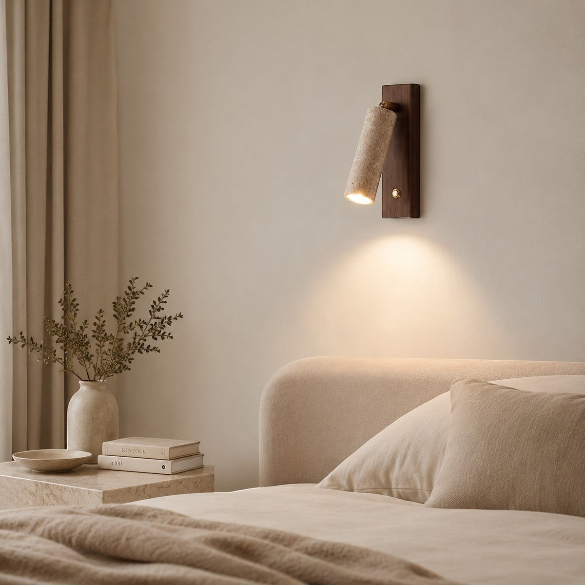 Lumiris applique murale cylindrique en travertin jaune et bois de noyer, éclairage LED réglable, design moderne pour chambre.