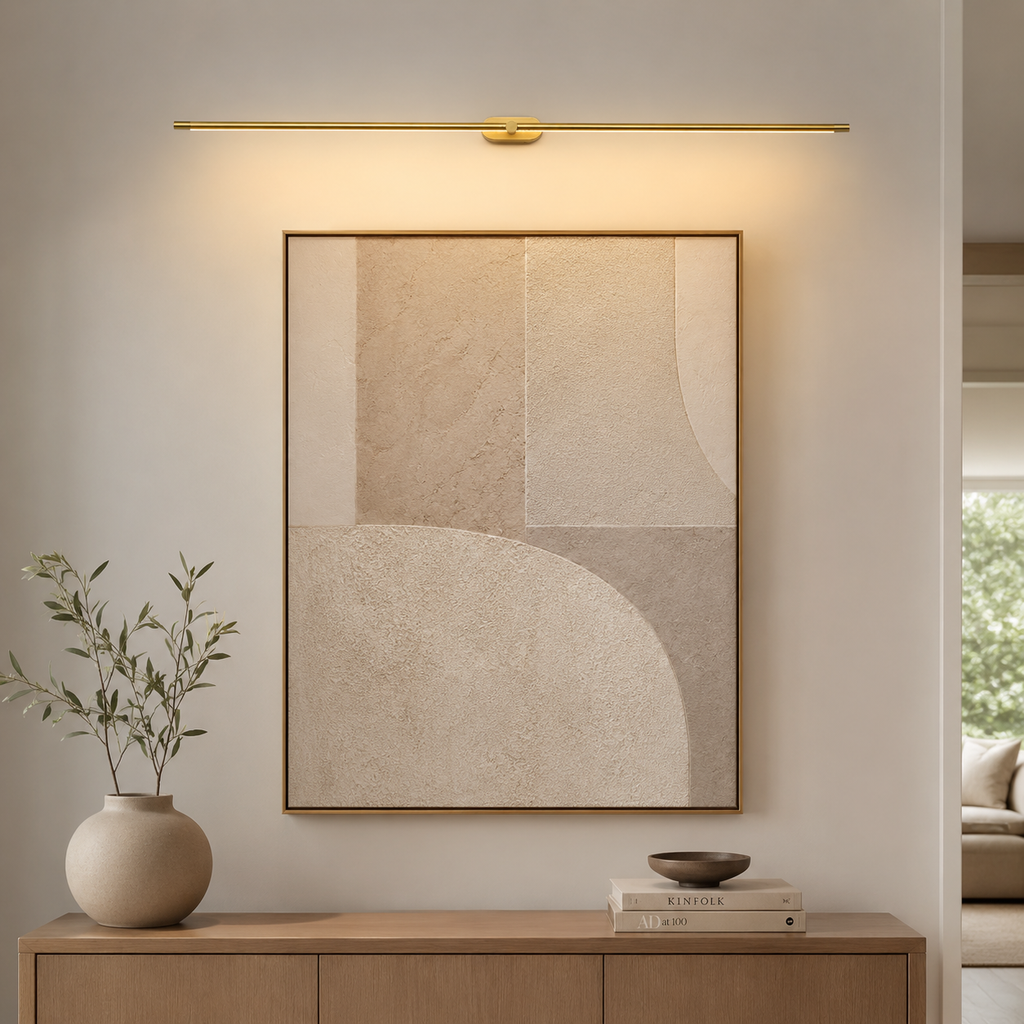 Applique murale Lumiris dorée au design moderne, rechargeable, avec interrupteur tactile et lumière chaude.