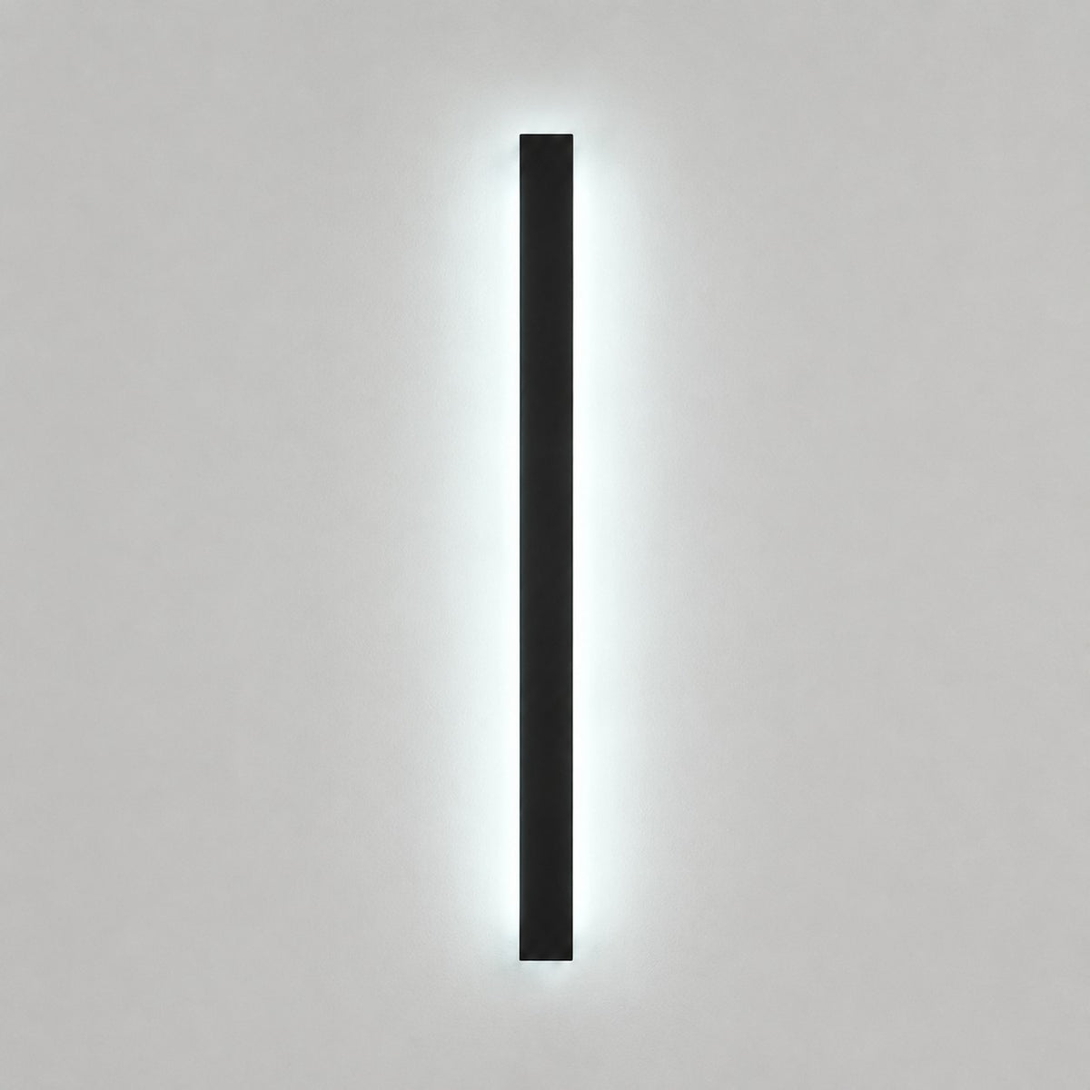 Applique murale extérieure Lumiris en métal noir, éclairage LED vertical, design moderne pour façade et jardin.