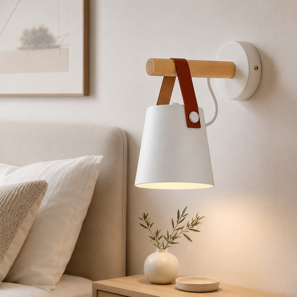 Applique murale Lumiris blanche en métal et bois avec détail en cuir marron, éclairage d'ambiance moderne.