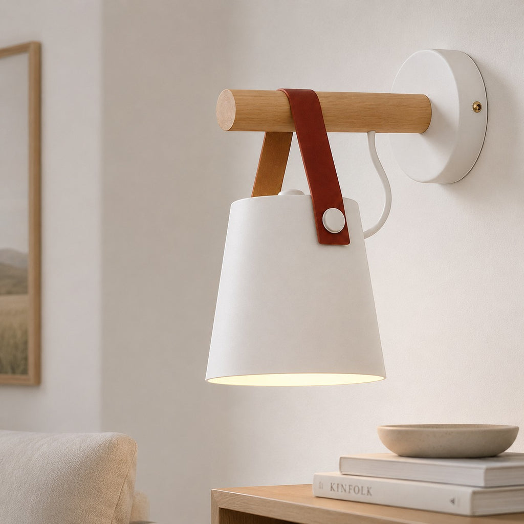 Applique murale Lumiris en métal blanc et bois avec détail en cuir marron, design moderne suspendu.