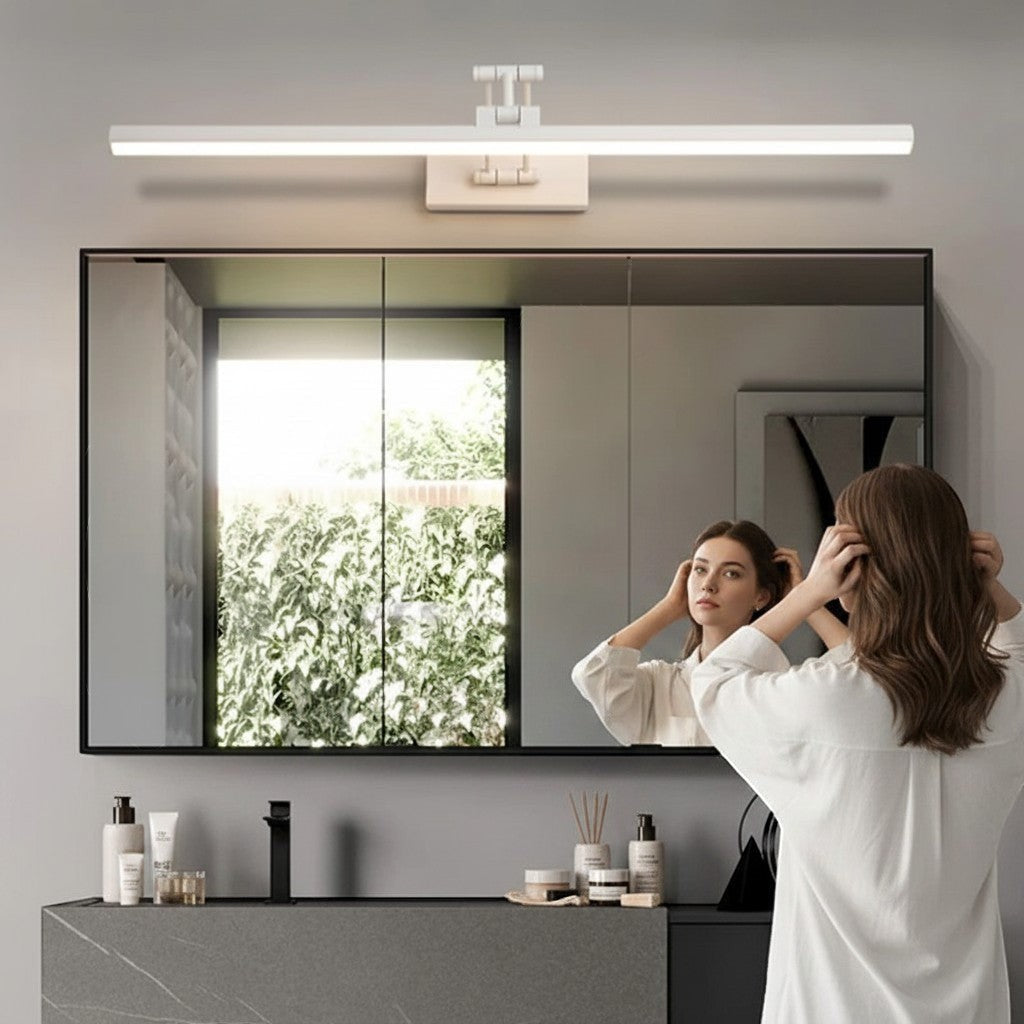 Lumiris applique murale linéaire en métal blanc avec éclairage LED réglable, idéale pour salle de bain.