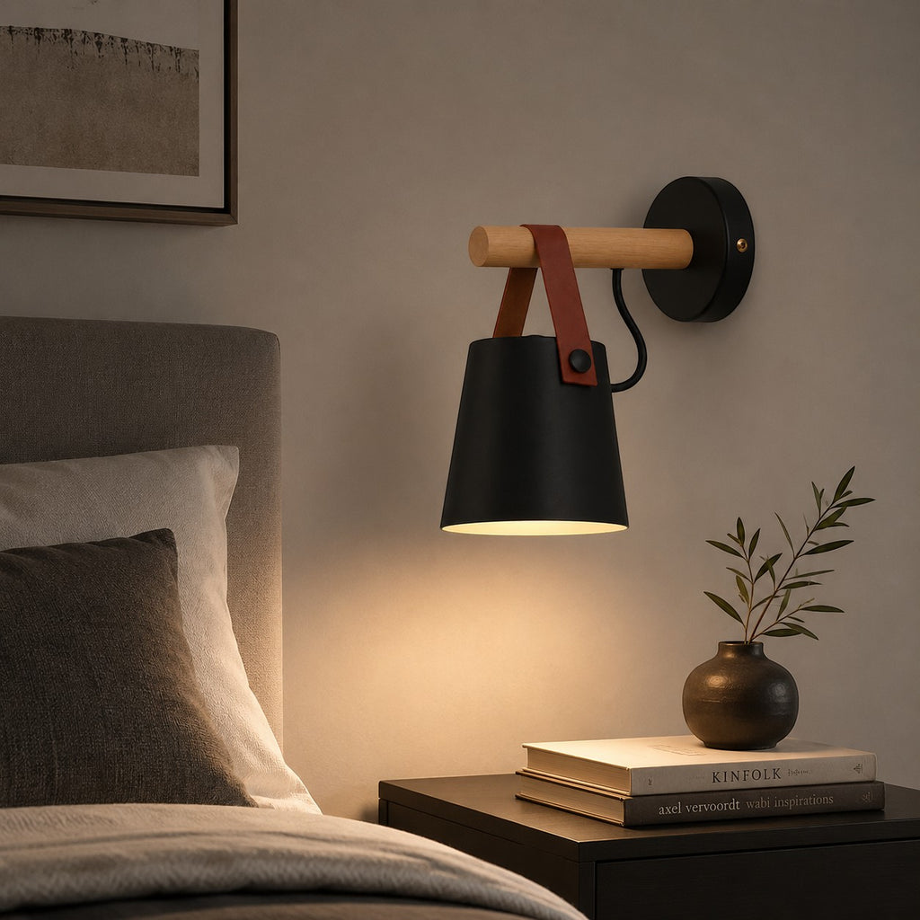 Applique murale Lumiris noire en métal et bois avec détail en cuir, design suspendu moderne pour chambre.
