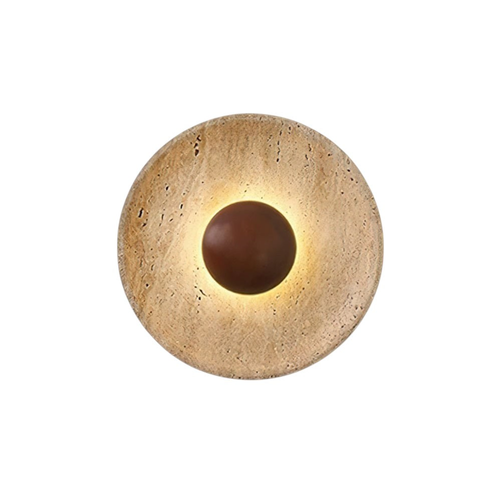 Lumiris applique murale sculpturale en travertin et bois, lumière chaude, design moderne.