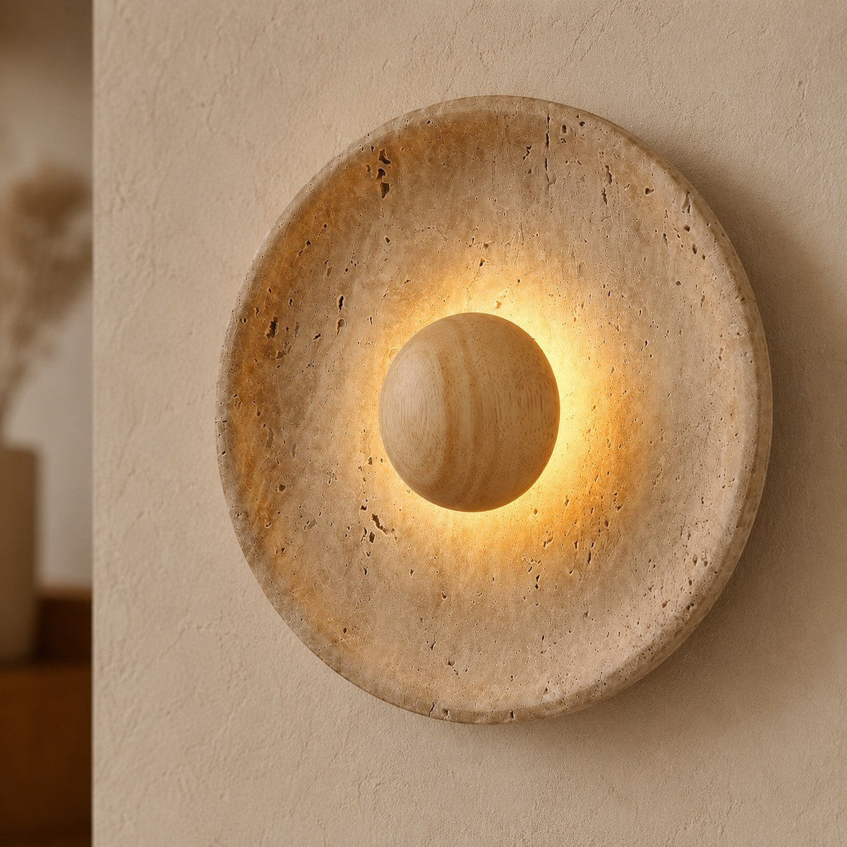 Applique murale Lumiris en travertin et bois, design sculptural, lumière chaude douce, décoration intérieure moderne.