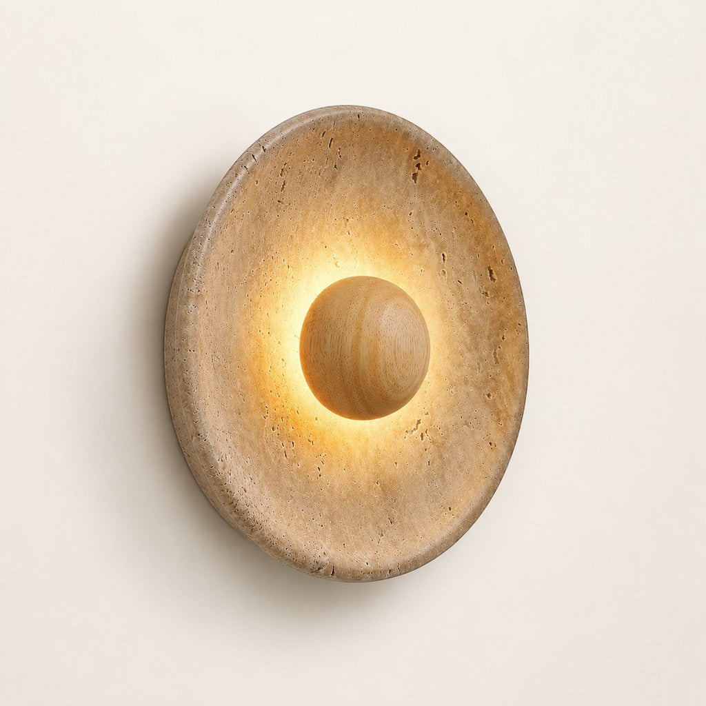 Lumiris applique murale sculpturale en travertin et bois, lumière chaude diffusée par une sphère centrale.