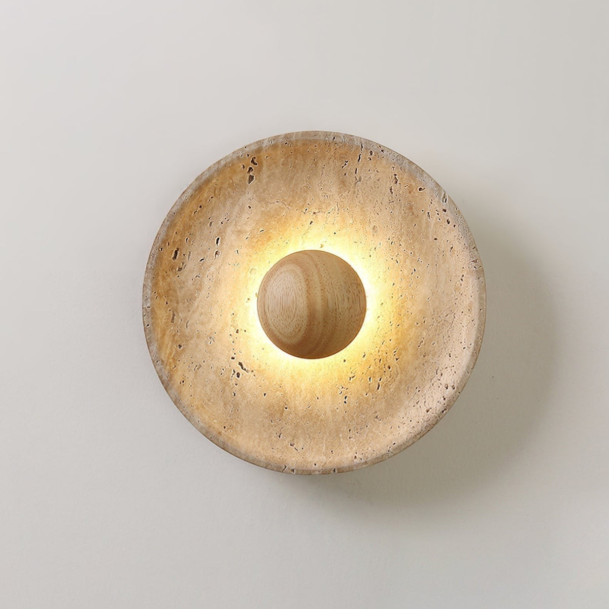 Lumiris applique murale sculpturale en travertin et bois, lumière chaude diffusée par une sphère centrale.