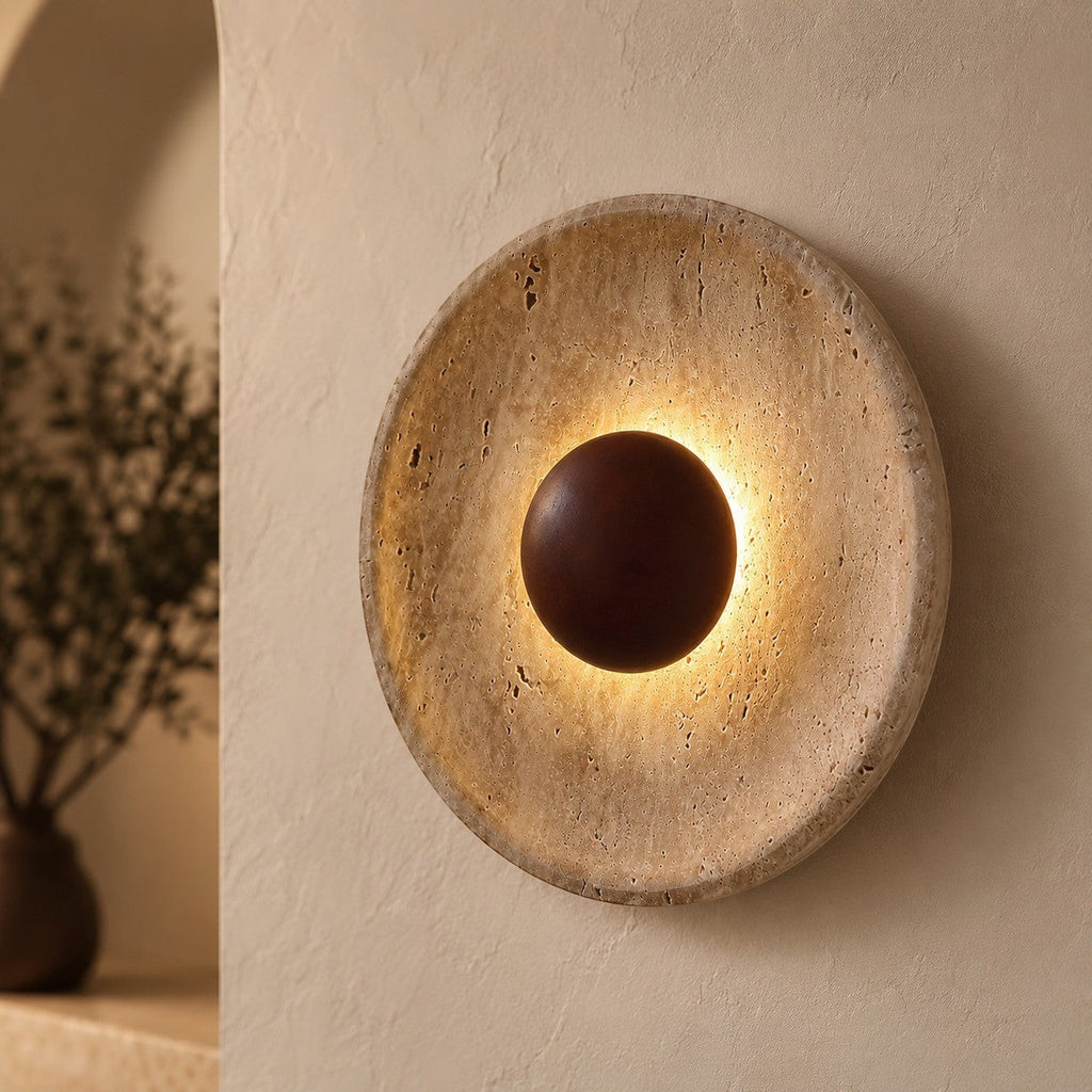Lumiris applique murale sculpturale en travertin et bois, éclairage d'ambiance chaud, design moderne