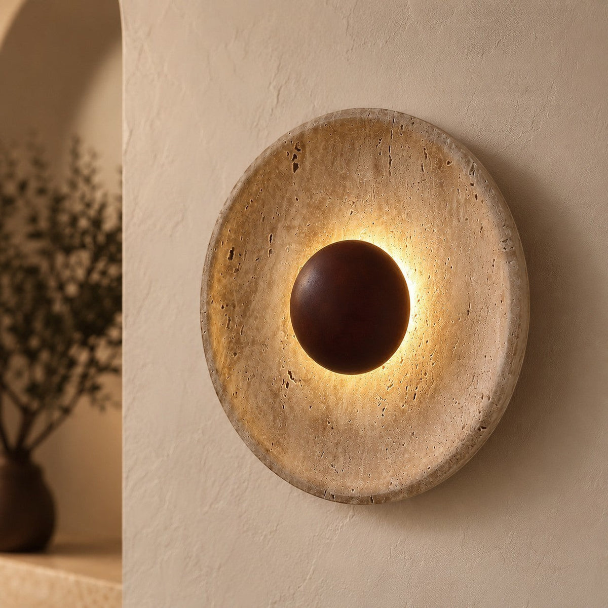 Lumiris applique murale sculpturale en travertin et bois, éclairage d'ambiance chaud, design moderne