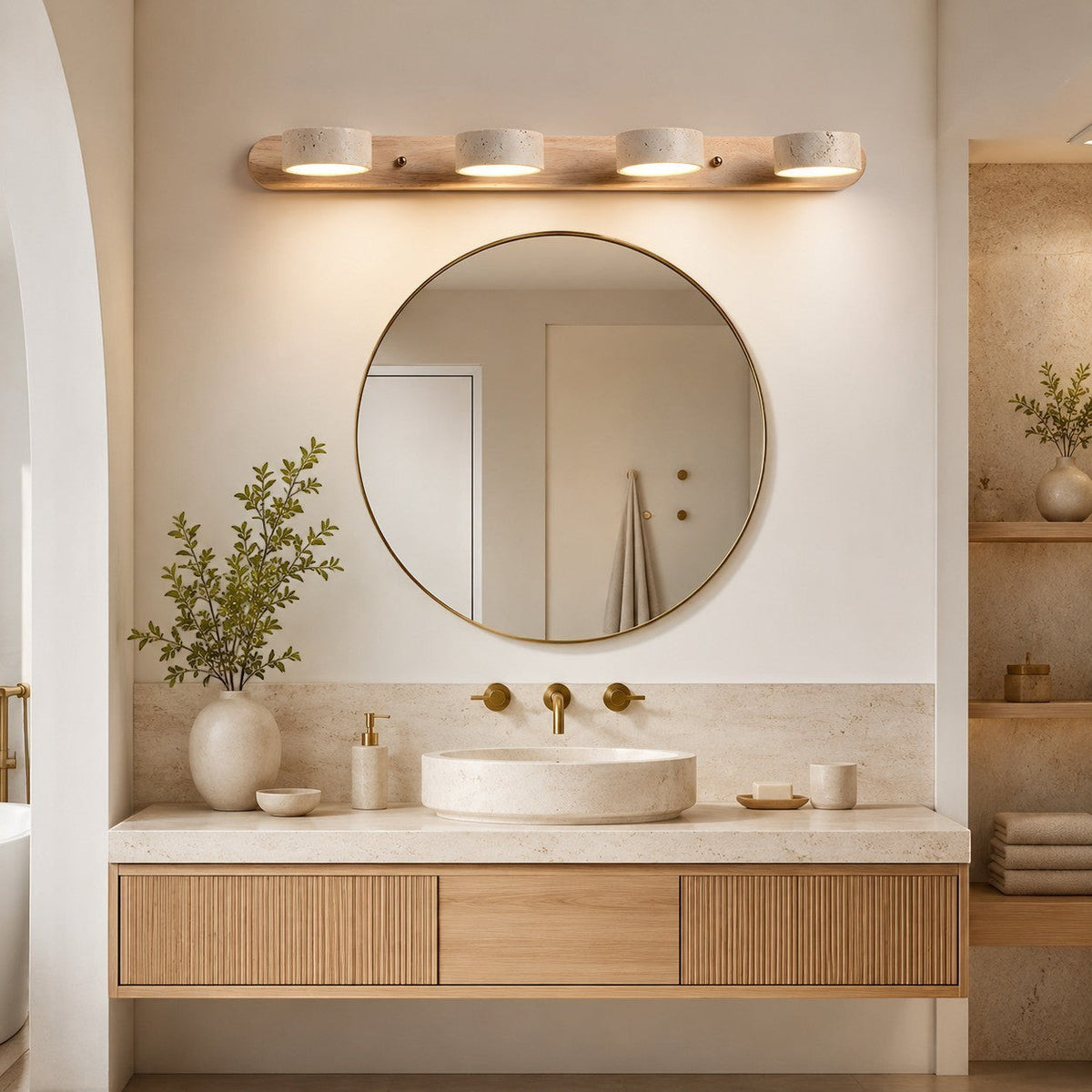 Lumiris applique murale en travertin avec 4 lumières, design minimaliste, éclairage de salle de bain.