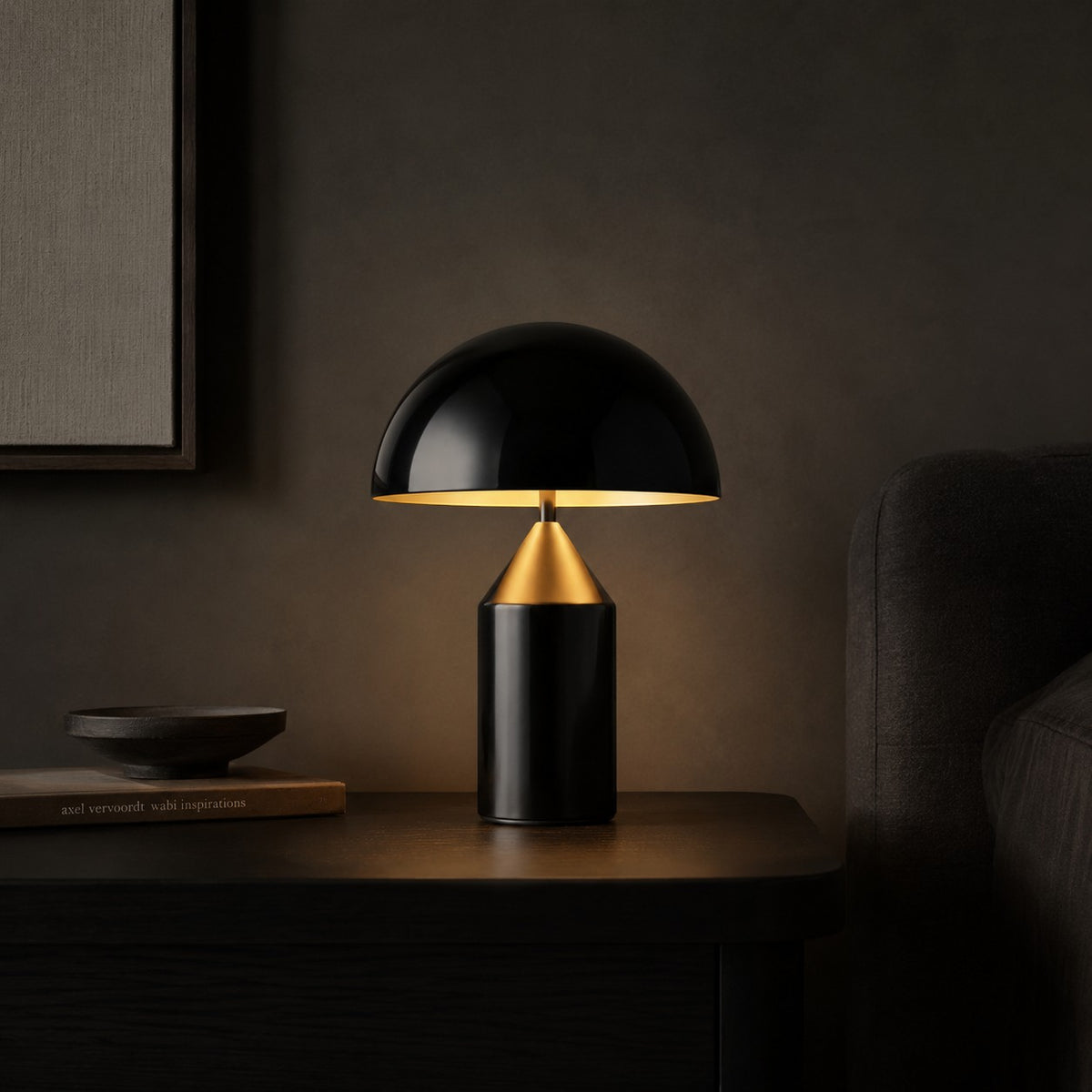 Lampe de table champignon Lumiris en métal noir et doré, design moderne pour bureau ou chambre.