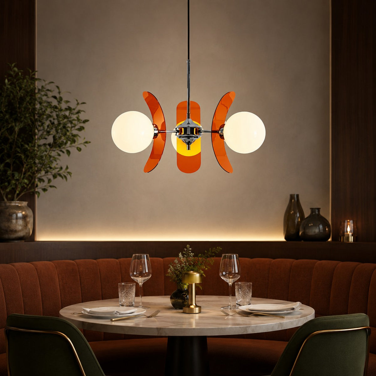 Lumiris lustre suspendu design floral orange et chrome avec 2 globes blancs, idéal pour salon ou salle à manger.