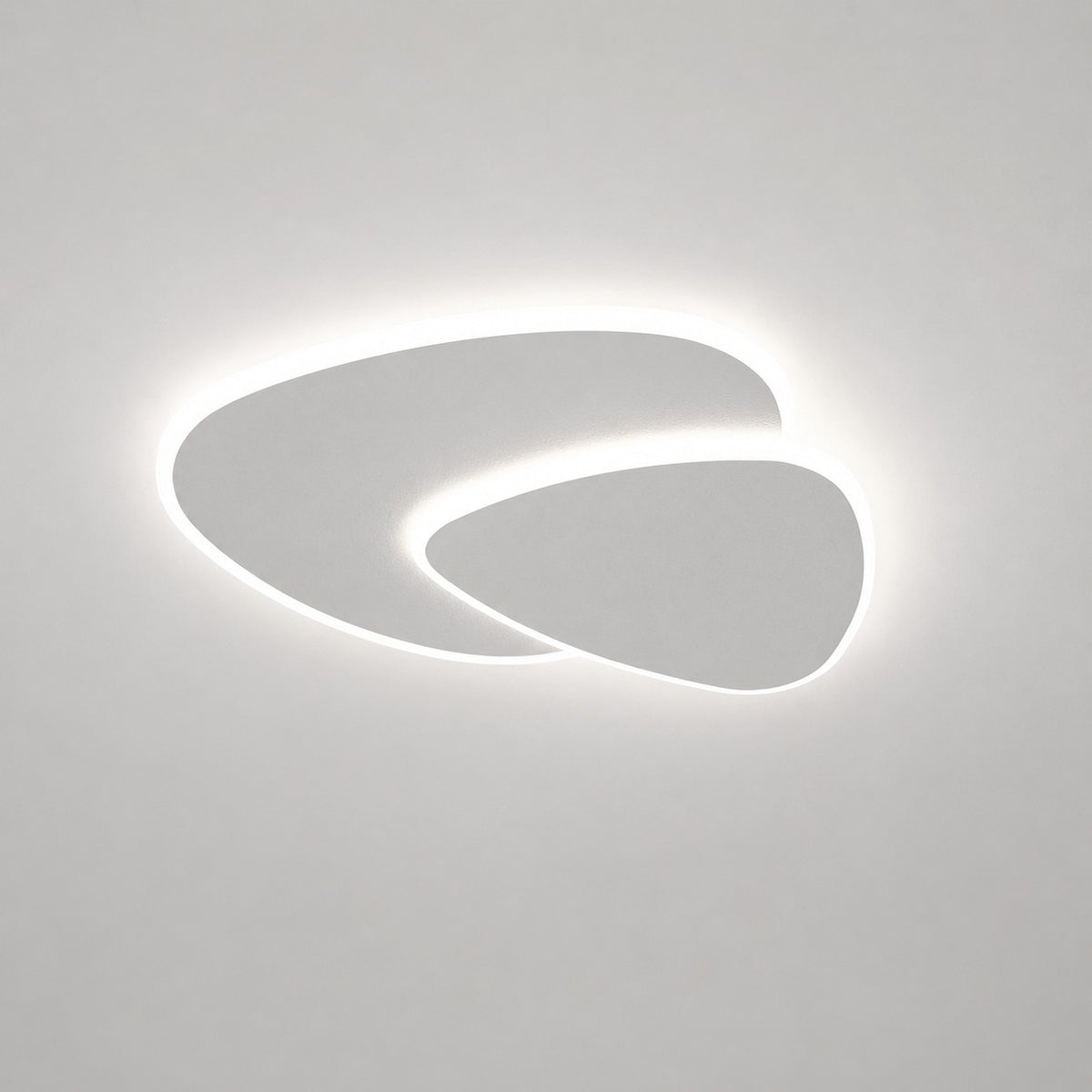 Plafonnier LED Lumiris blanc en métal et acrylique, design moderne et épuré, lumière douce.