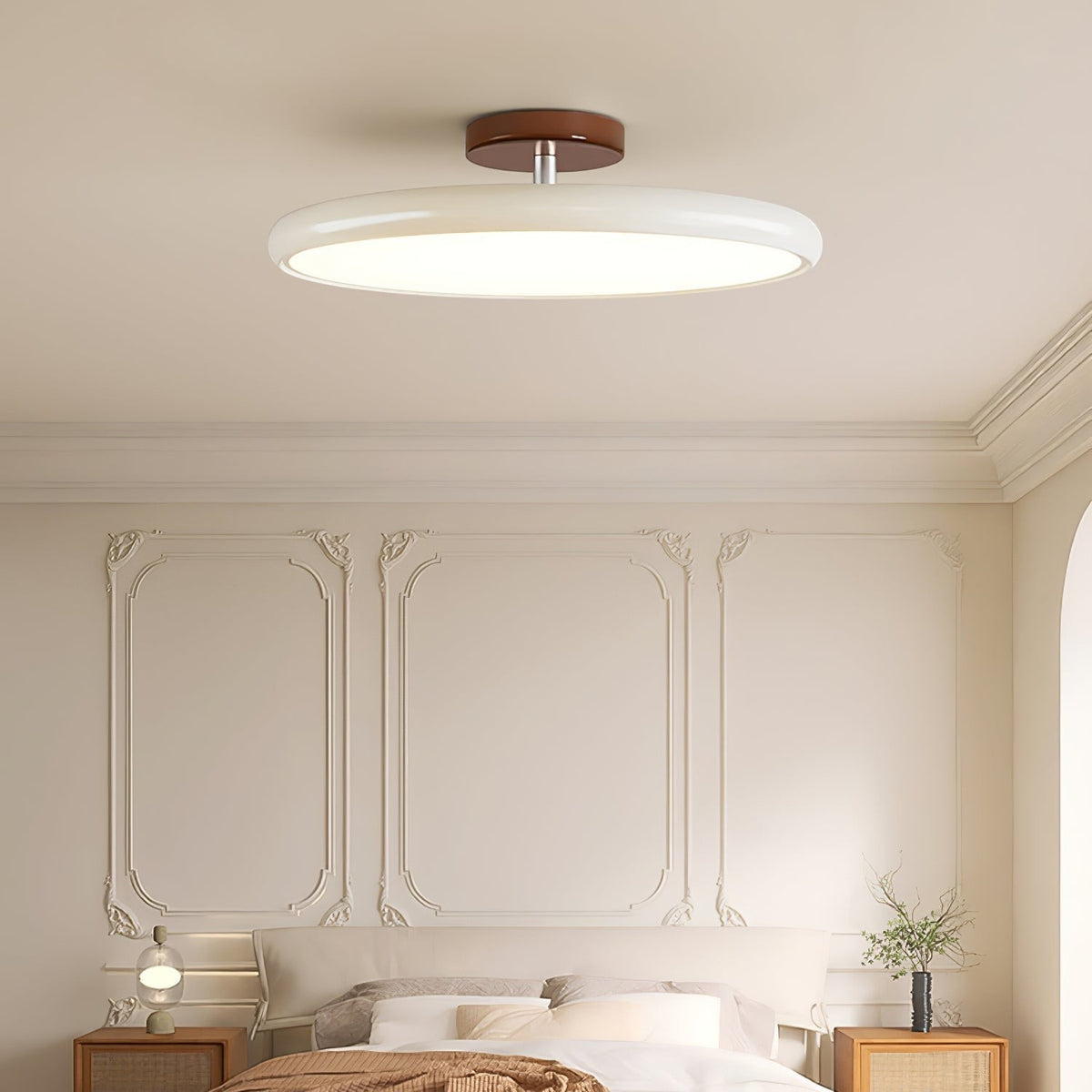 Plafonnier LED Lumiris blanc et bois, design rond et moderne, idéal pour salon ou cuisine.