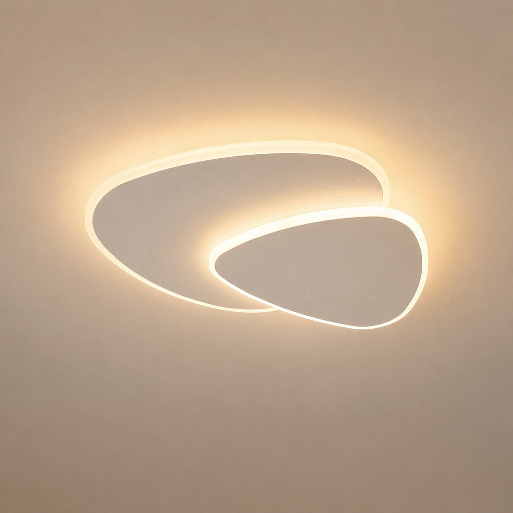 Plafonnier LED Lumiris blanc en métal et acrylique, design moderne et épuré, éclairage doux pour salon ou chambre.