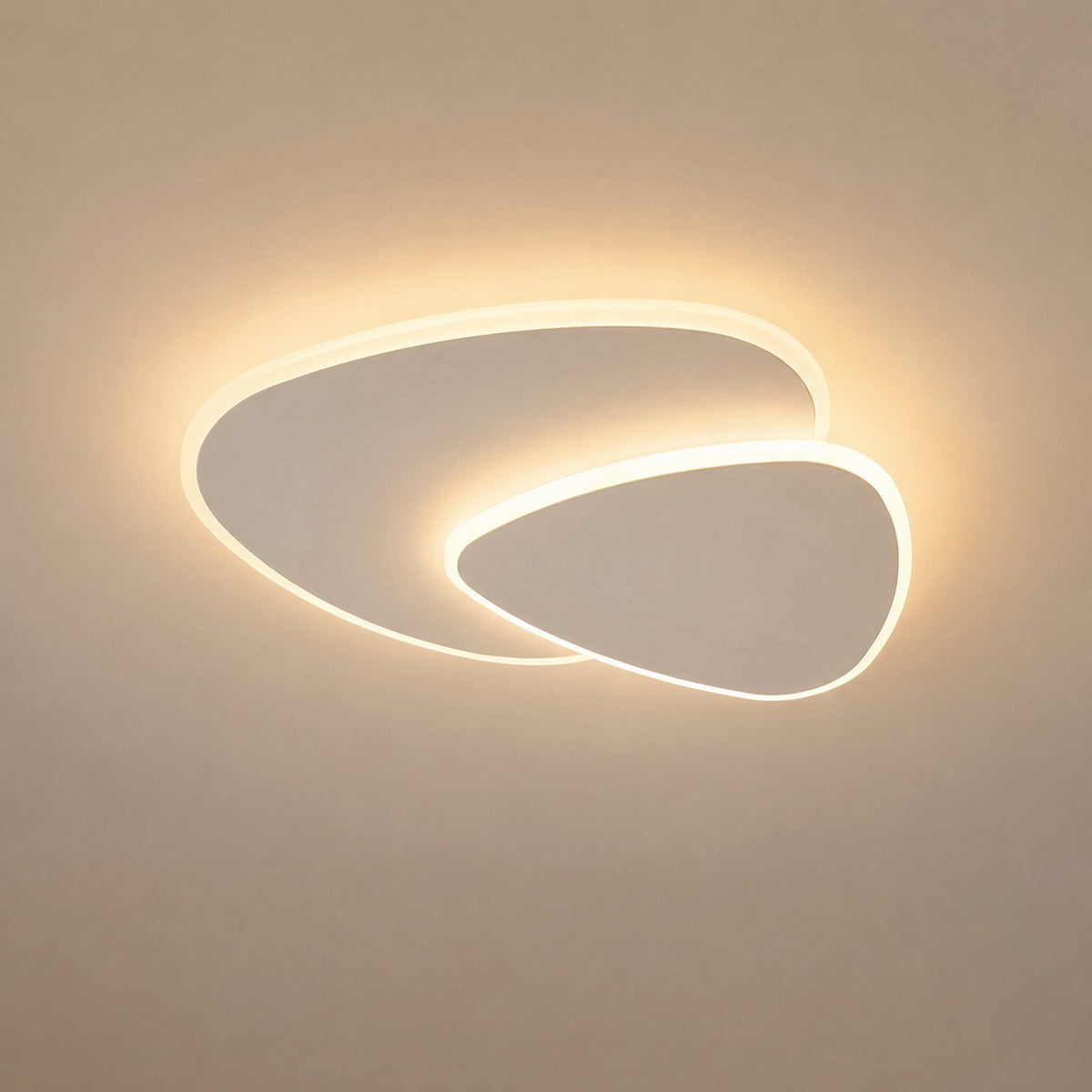 Plafonnier LED Lumiris blanc en métal et acrylique, design moderne et épuré, éclairage doux pour salon ou chambre.