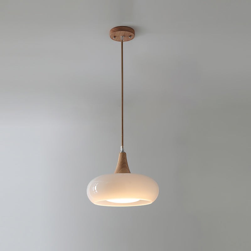 Lumiris suspension design bois et verre blanc laiteux, lumière ambiante douce, style moderne pour cuisine ou salon.