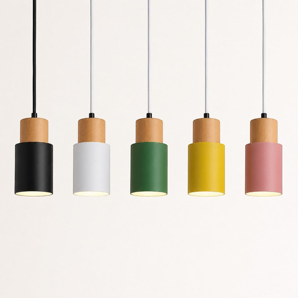 Lumiris suspension cylindrique en bois blond et métal mat, disponible en noir, blanc, vert, jaune et rose. Design moderne.