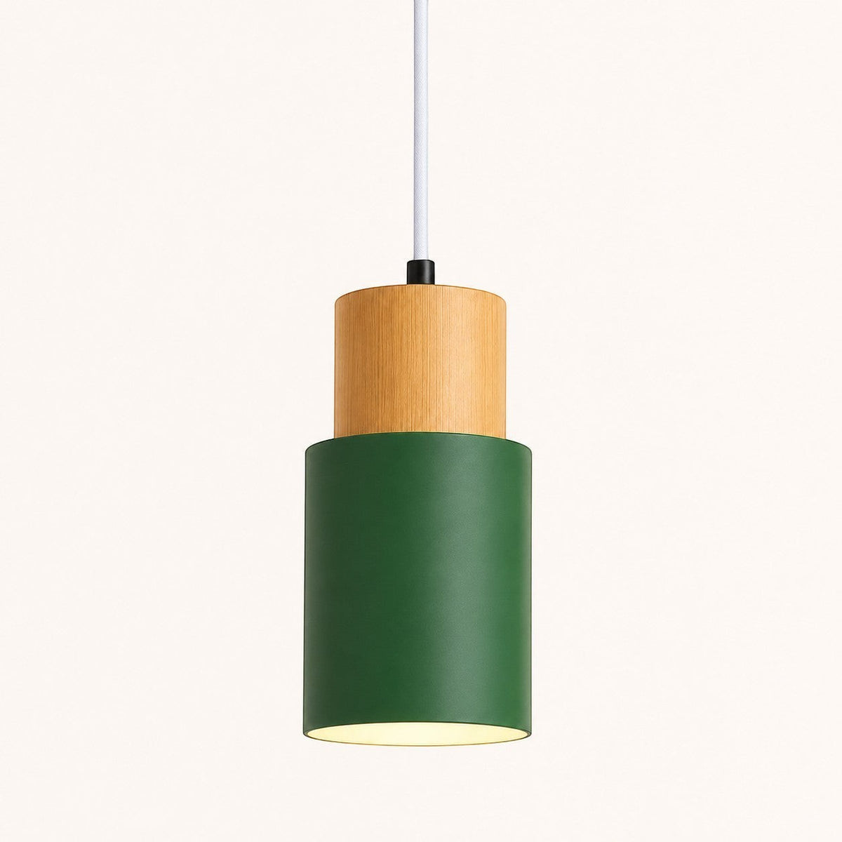 Lumiris suspension cylindrique en bois blond et métal vert, design moderne pour cuisine et salon.