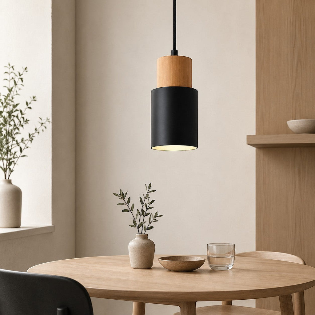 Lumiris suspension cylindrique noire et bois blond, design moderne pour cuisine et salon.