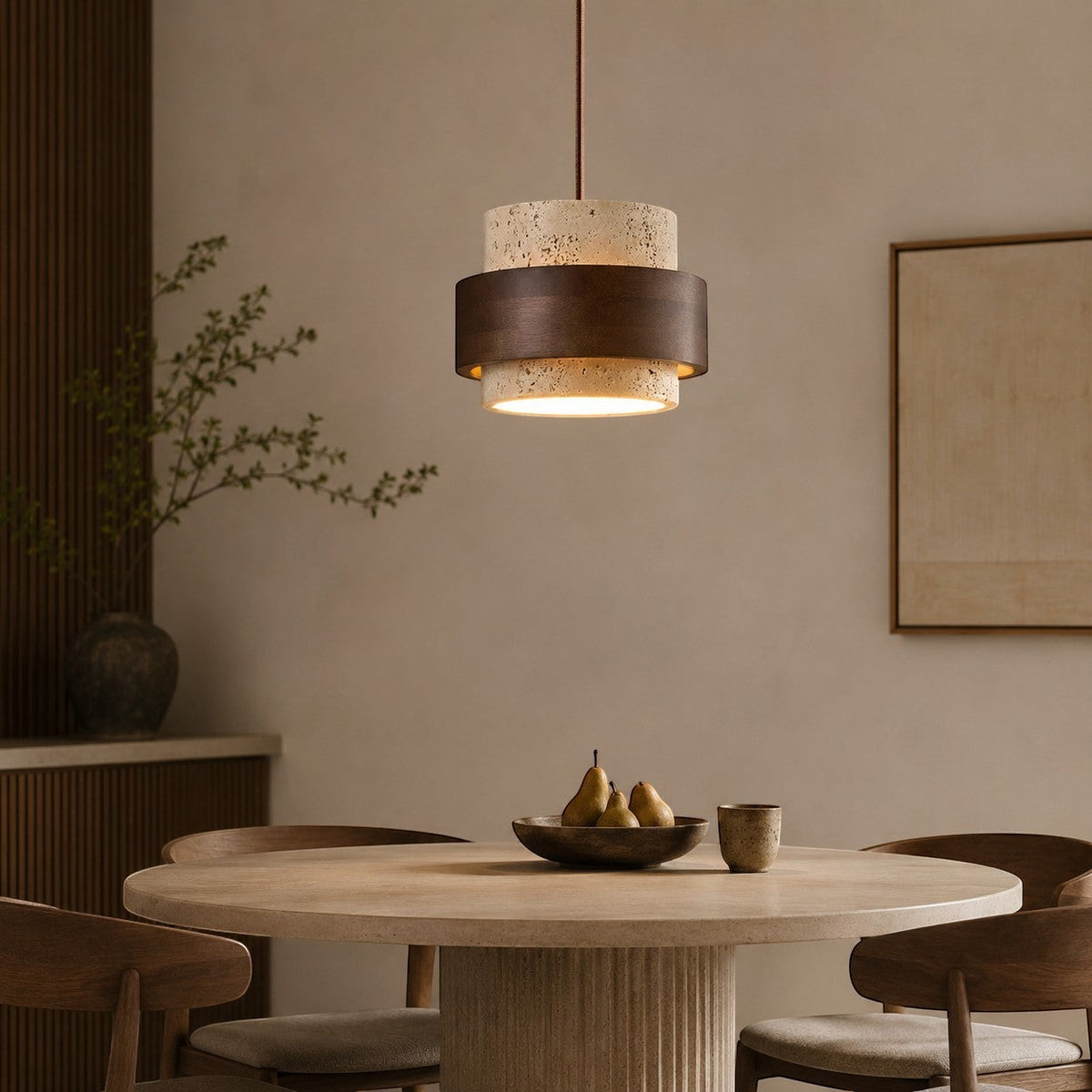 Lumiris Suspension cylindrique en travertin clair et bois sombre, design naturel et organique.