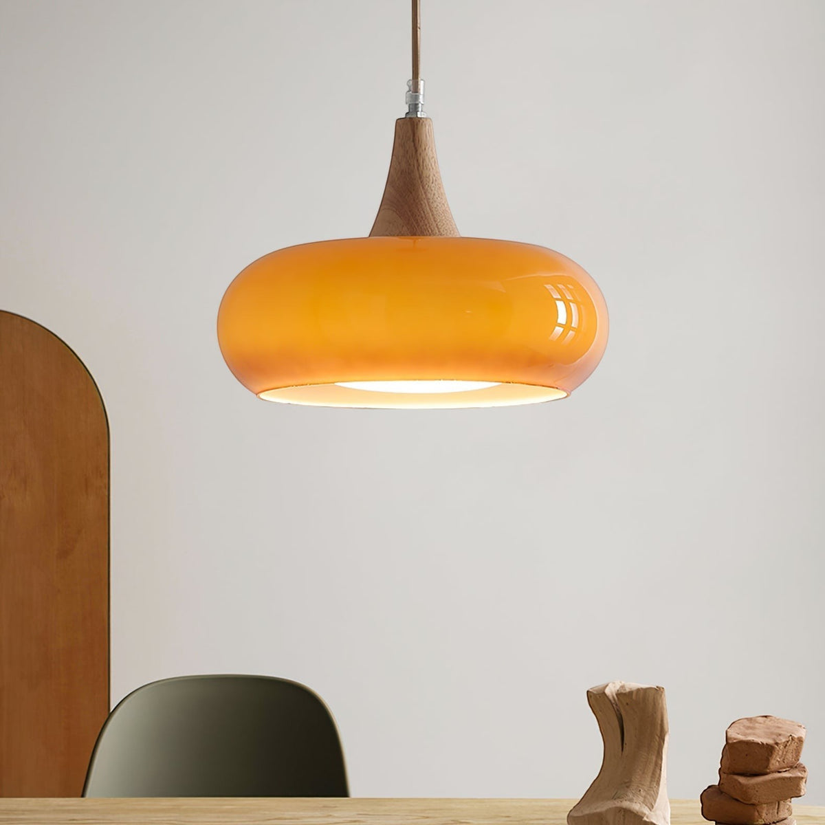 Lumiris suspension en verre ambré avec sommet en bois, éclairage ambiant chaleureux, style moderne.