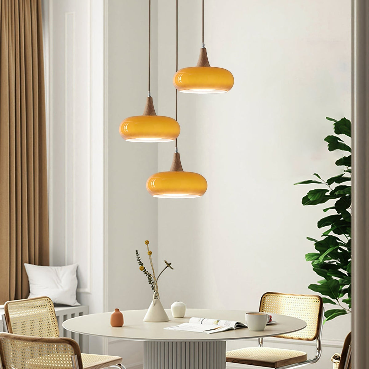Lumiris Suspension en verre ambré et bois, design moderne, éclairage chaleureux pour salle à manger ou salon.