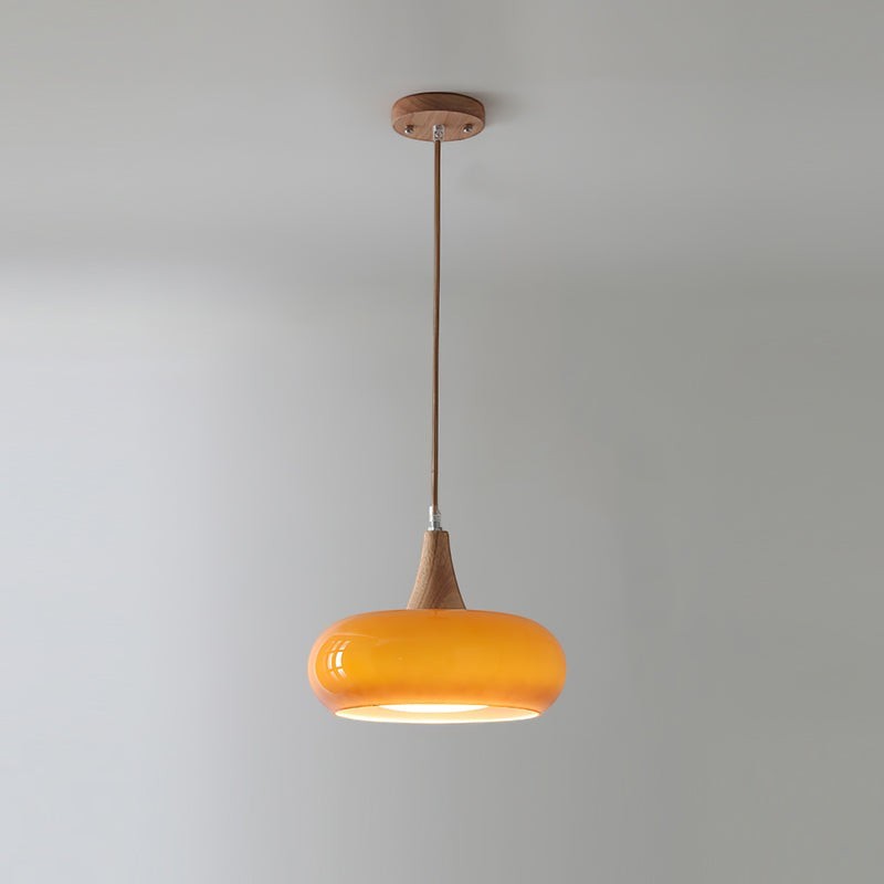 Lumiris suspension en verre ambré et bois, design moderne, abat-jour rond, éclairage chaleureux.